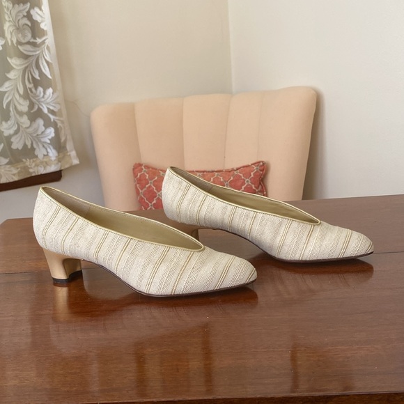 d’Rosana Italian Leather Shoes with Cream & Gold Fabric Pumps 2” Heel size 7 - Picture 5 of 10